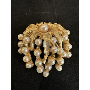 Vintag Marked Arthur Pepper ART Stamp Faux Pearl Cluster Overflow Brooch GoldTn